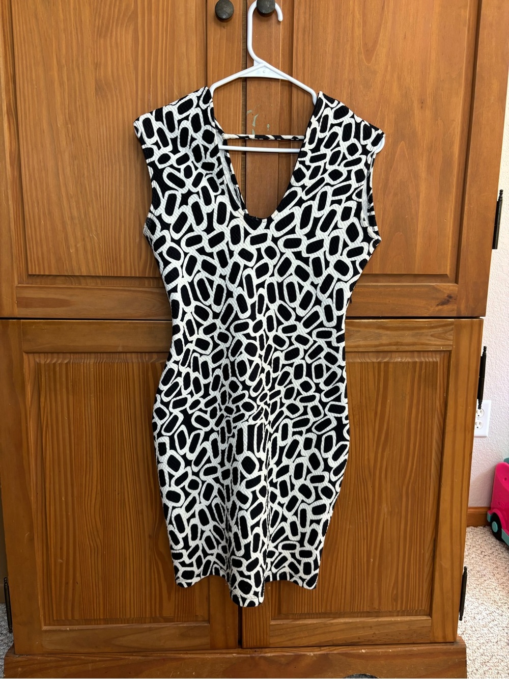 Black & White Patterned V-Neck Sheath Dress